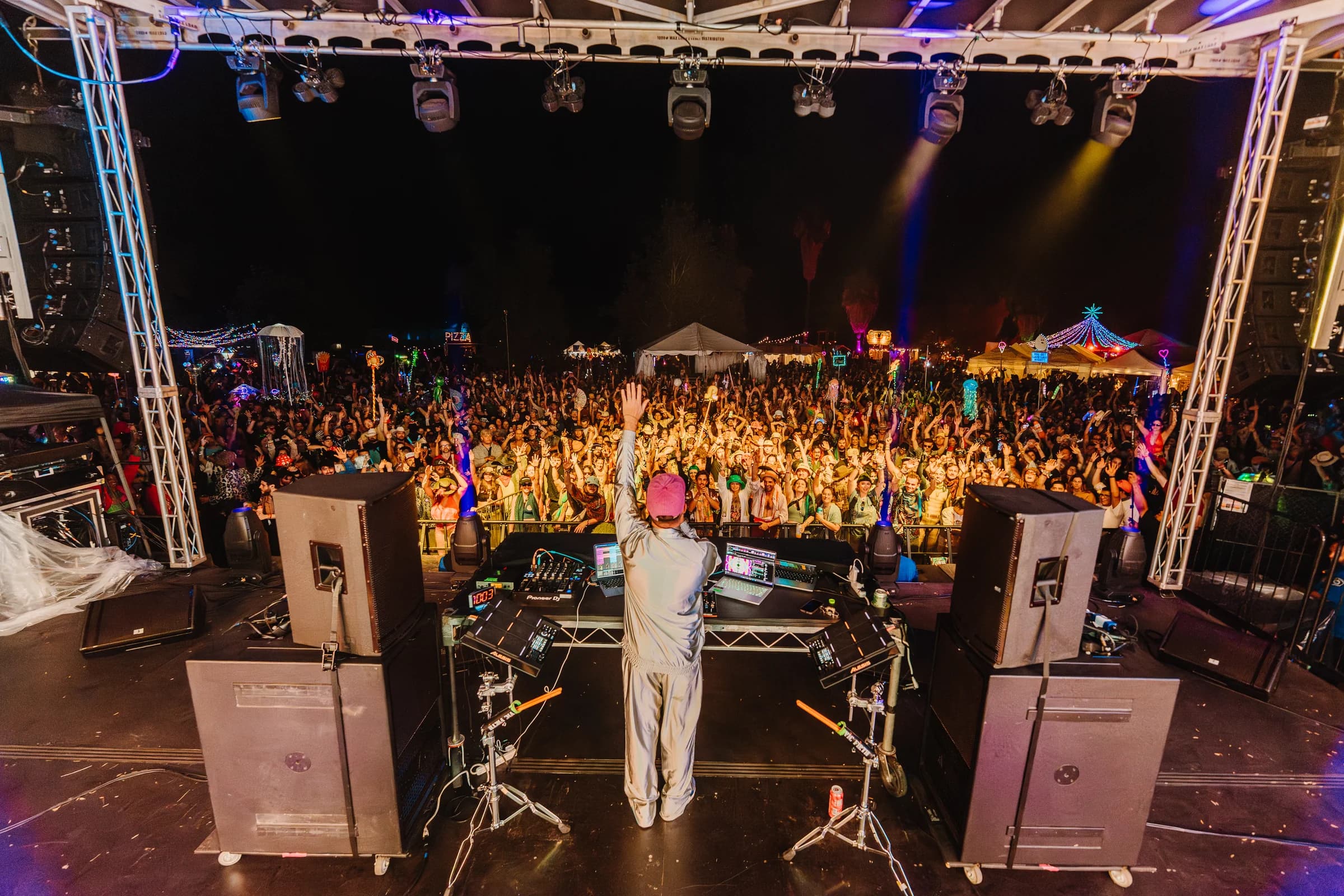 Opiuo performing live